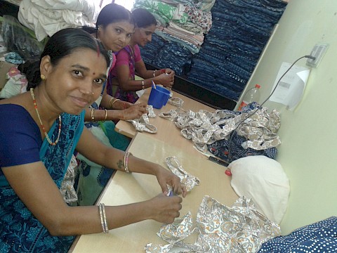 indische Arbeiterinnen in einer Näherei