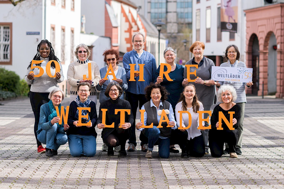 Weltladen-Engagierte halten Schriftzug 50 Jahre Weltläden