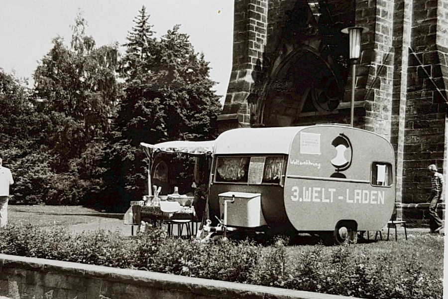Wohnwagen mit Weltladen-Stand