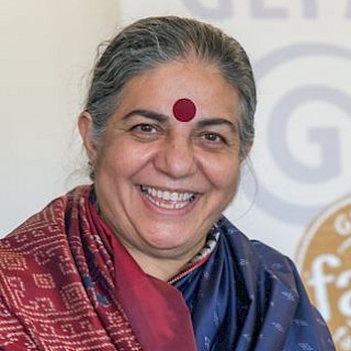 Portrait Dr. Vandana Shiva, Trägerin alternativer Nobelpreis und Gründerin der indischen Kleinbäuer*innen-Organisation Navdanya