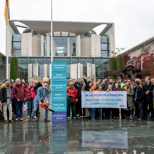 Petitionsübergabe für ein starkes Lieferkettengesetz vor dem Bundeskanzleramt